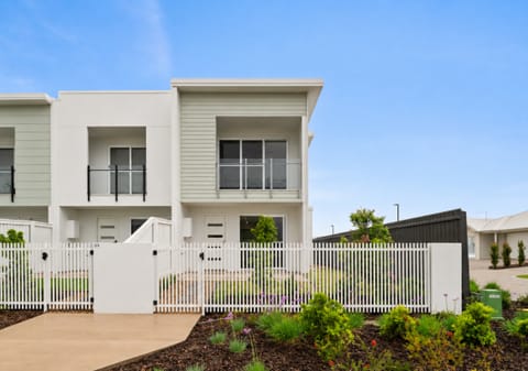 Immaculate Terrace Living with Space to Relax