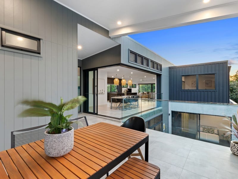 BEACHSIDE PERFECTION - CONTEMPORARY, CHIC, CUSTOMISED!