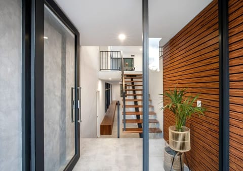 BEACHSIDE PERFECTION - CONTEMPORARY, CHIC, CUSTOMISED!
