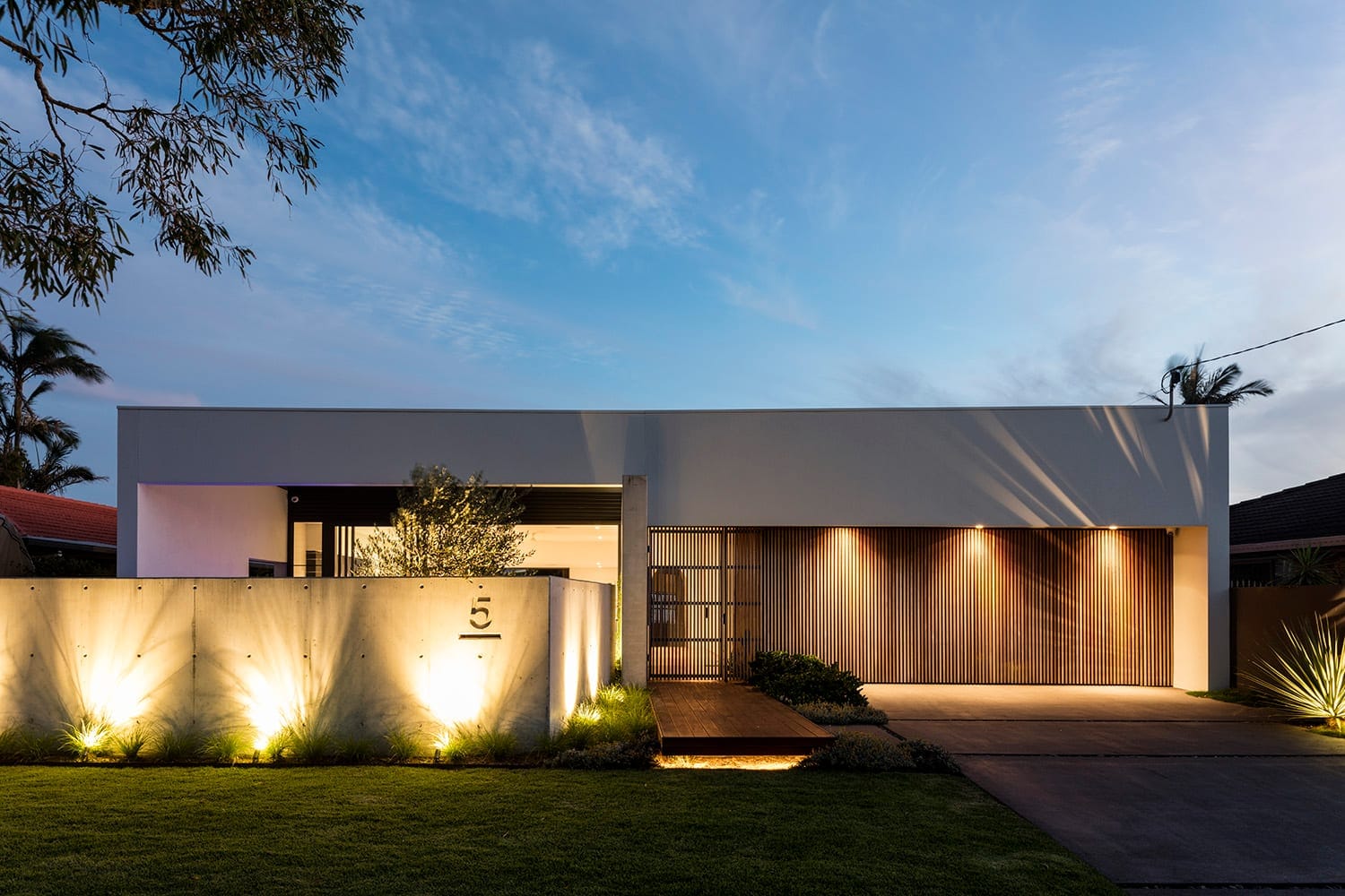 High-End Designer Living: 200m to Sand!