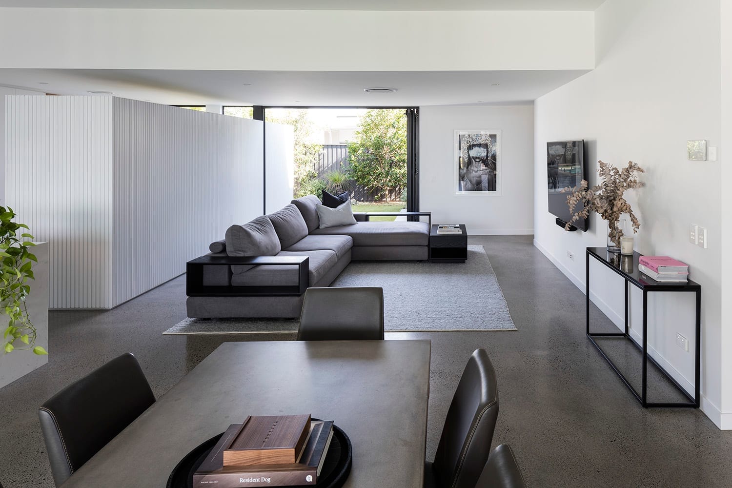 High-End Designer Living: 200m to Sand!