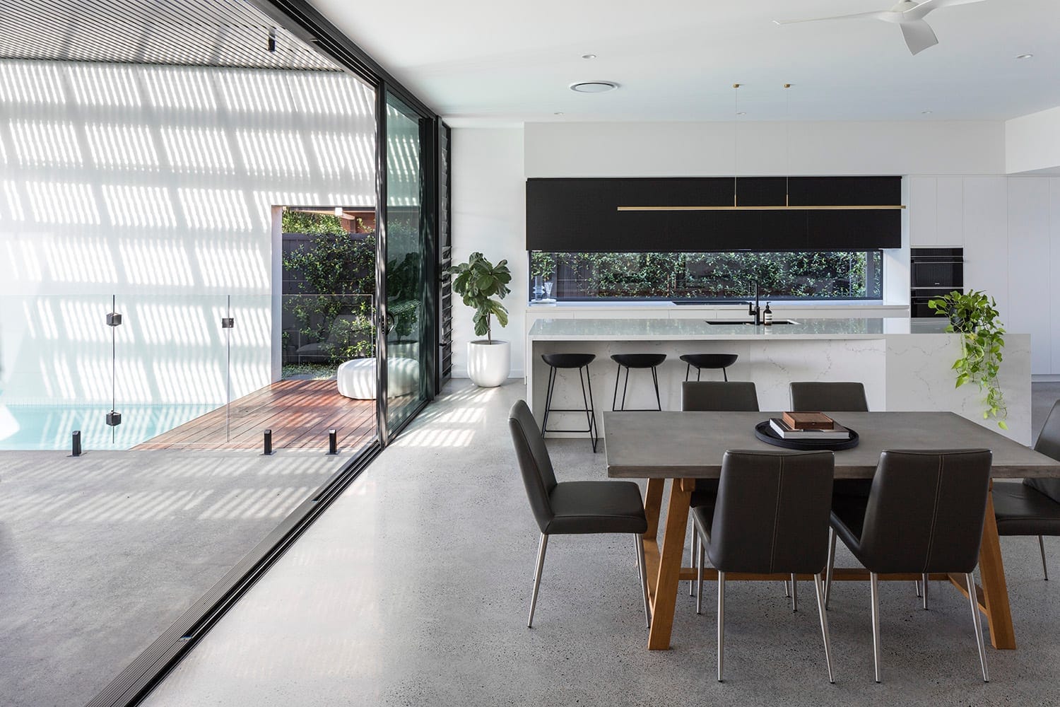 High-End Designer Living: 200m to Sand!