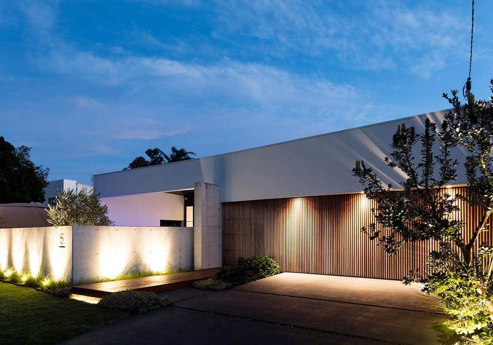 High-End Designer Living: 200m to Sand!