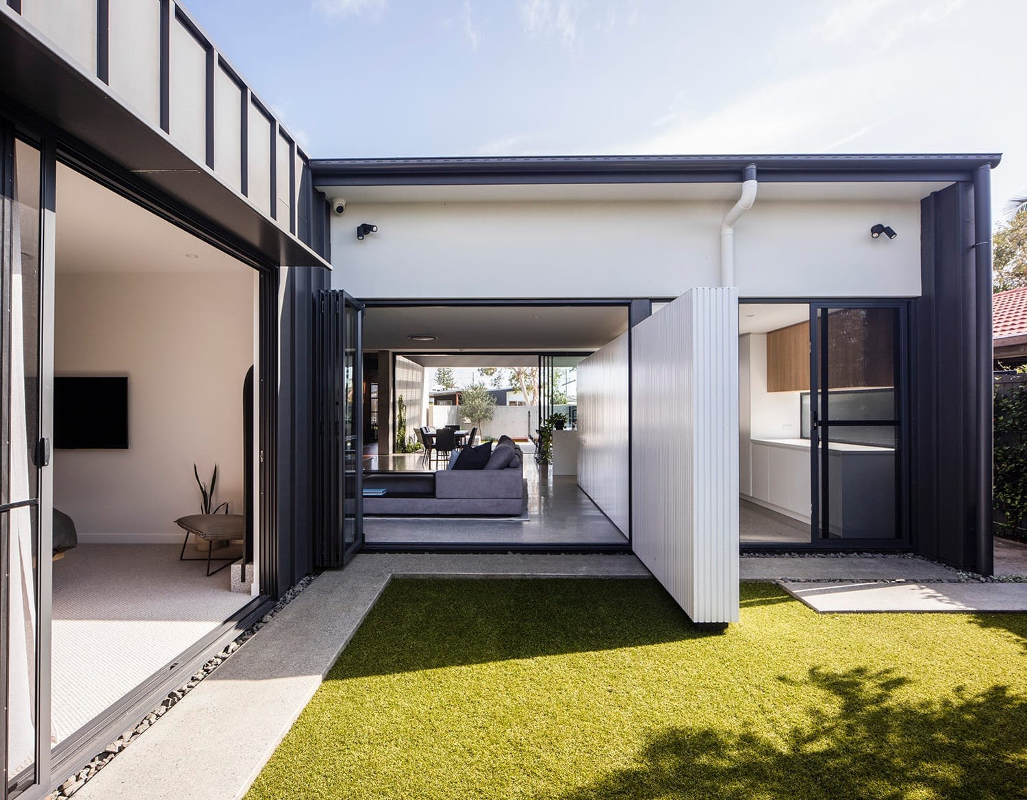 High-End Designer Living: 200m to Sand!