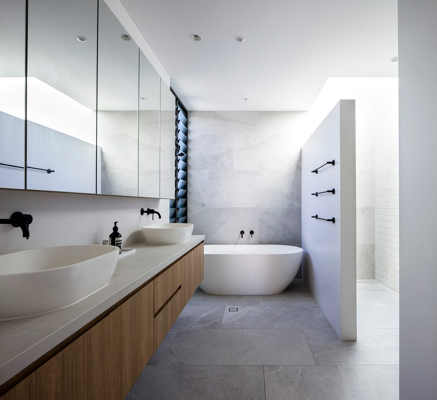 High-End Designer Living: 200m to Sand!