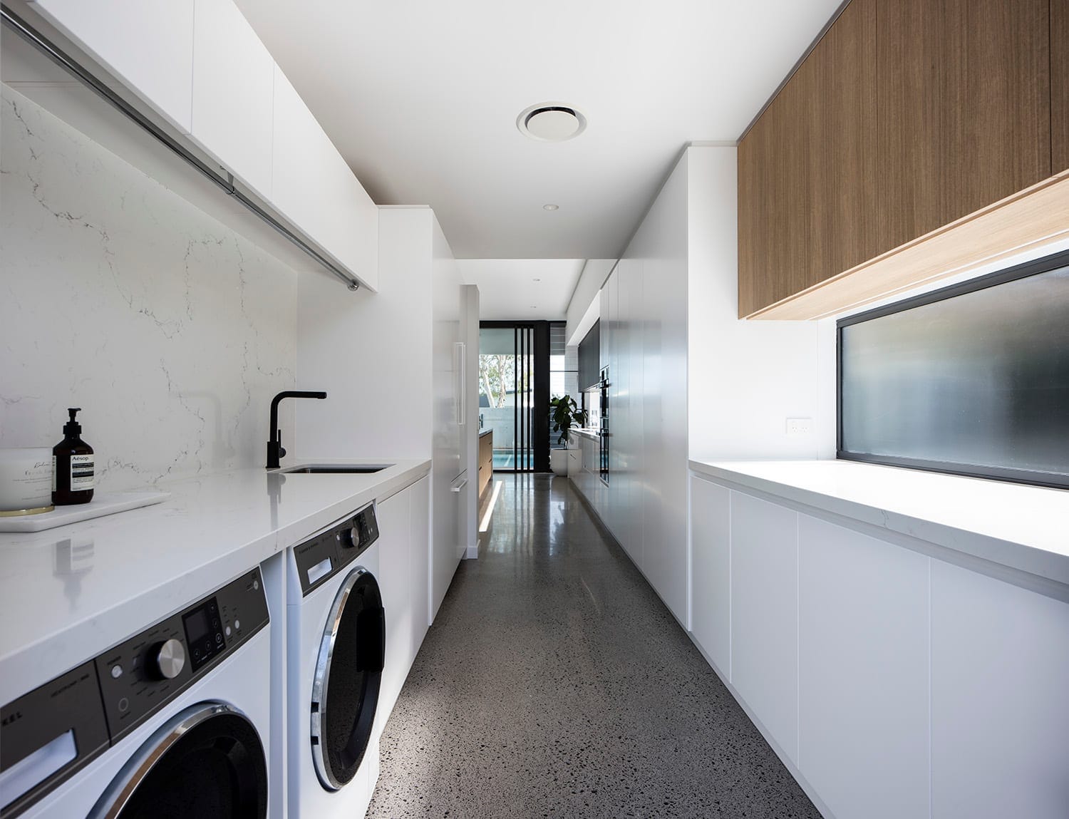 High-End Designer Living: 200m to Sand!