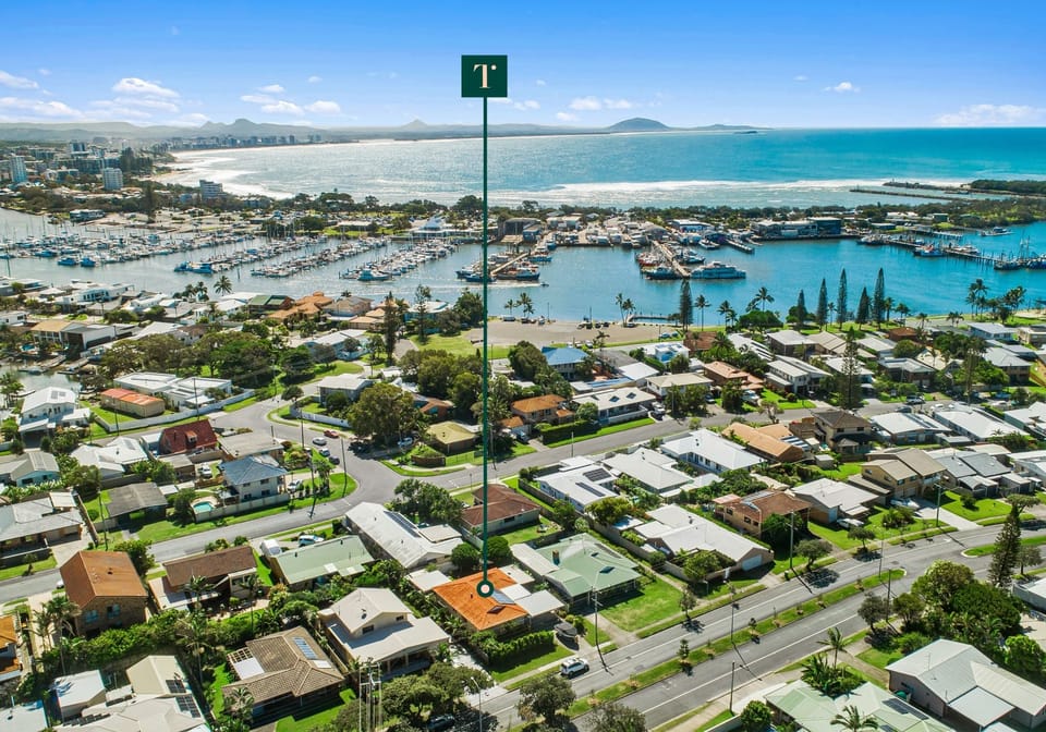Spacious home, walking distance to the beach!