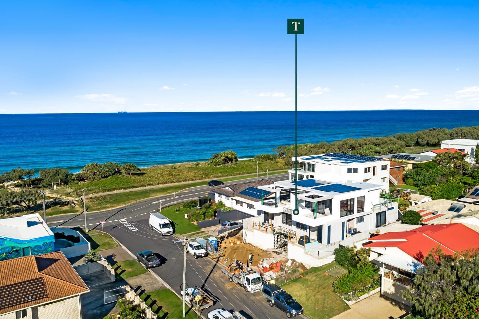 Luxury Tri-Level Designer Home: 50m to Sand!
