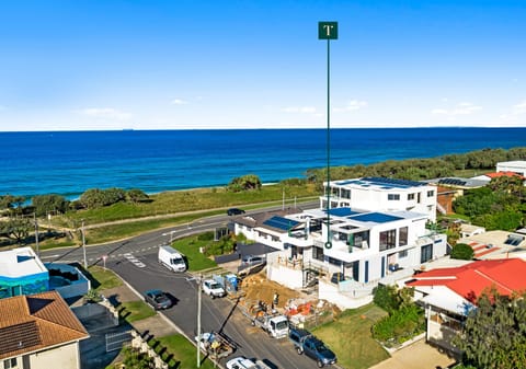 Luxury Tri-Level Designer Home: 50m to Sand!