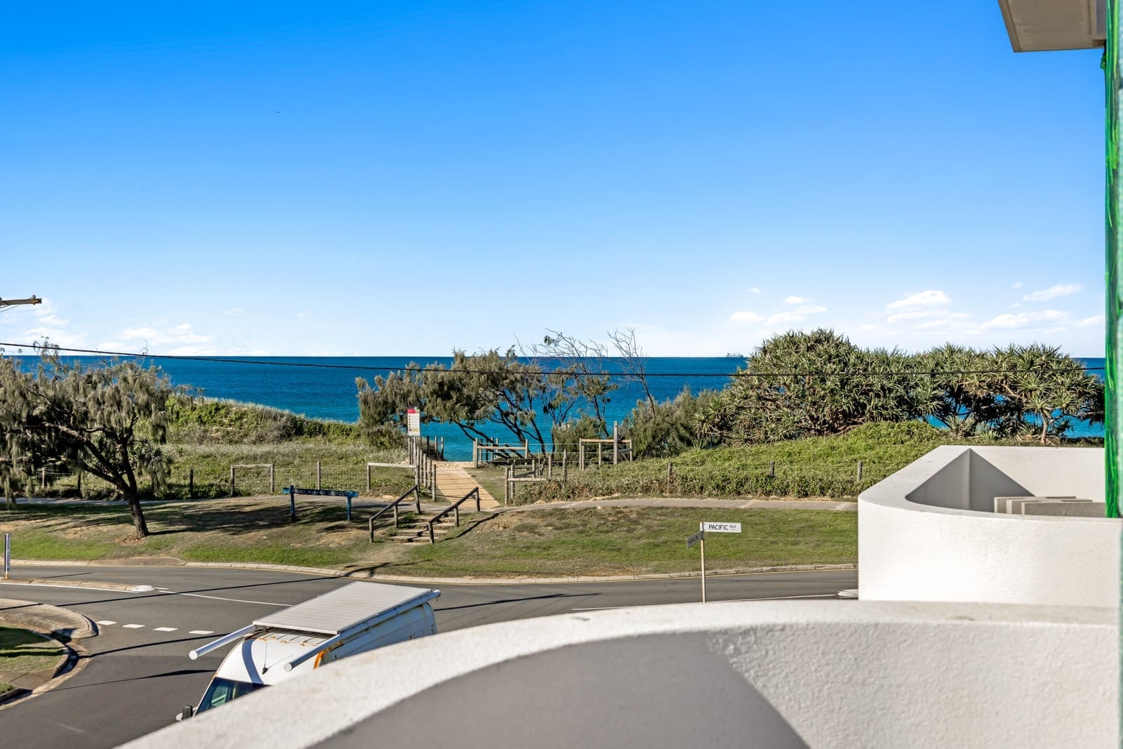 Luxury Tri-Level Designer Home: 50m to Sand!