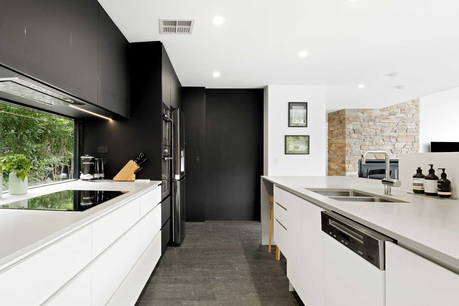 Beachfront Masterpiece: Unrivalled Lifestyle on Offer!