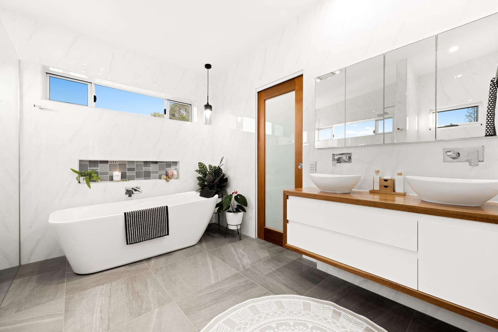 100m to Beach: Designer Living!