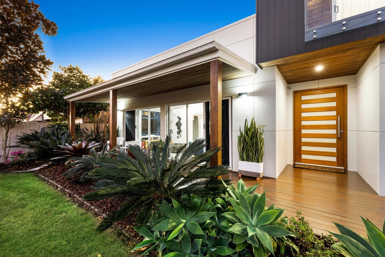 100m to Beach: Designer Living!