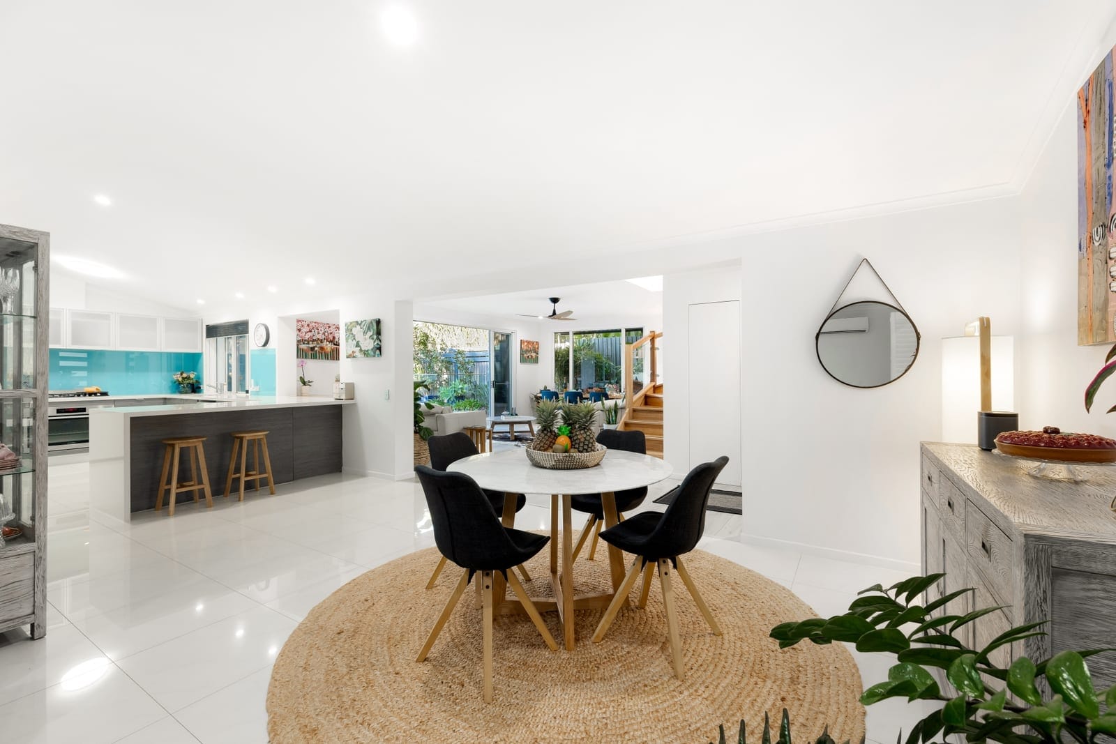 100m to Beach: Designer Living!