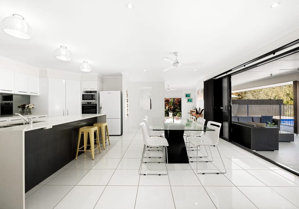 Modern comfort and privacy in leafy central position
