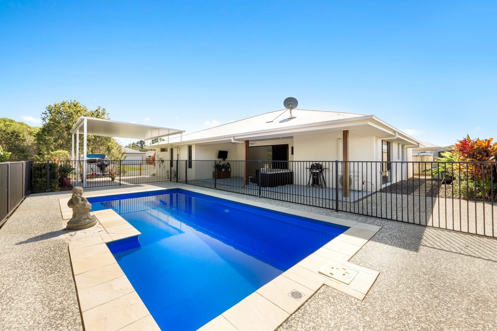 Modern comfort and privacy in leafy central position