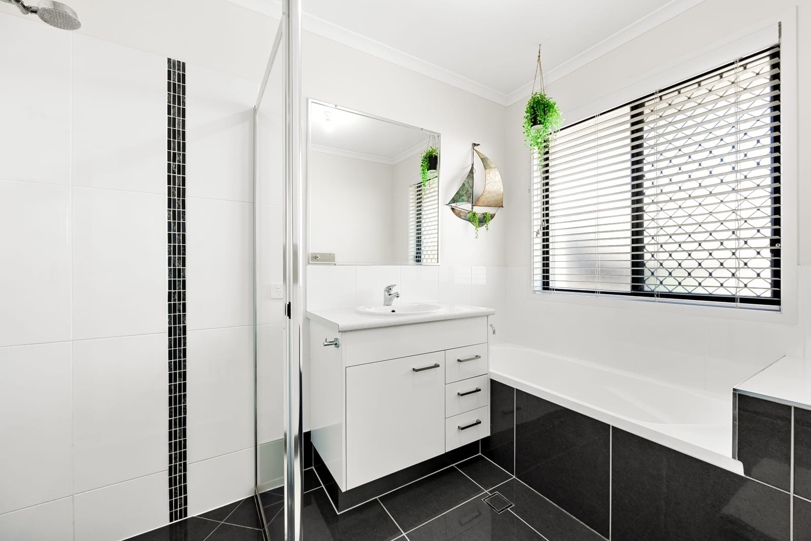 Modern comfort and privacy in leafy central position