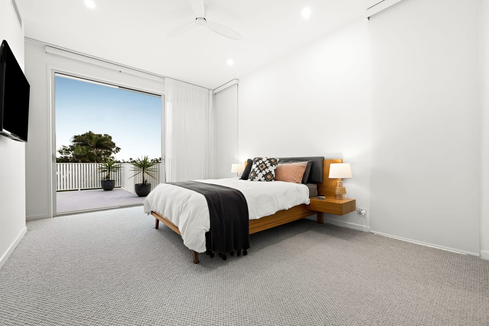 Luxury Designer Living, 230m to Sand!