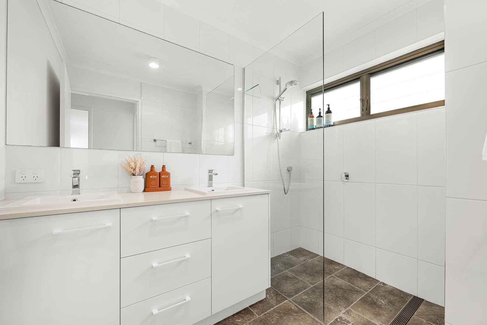 Top Floor, Blue-Chip Buddina Beachfront!