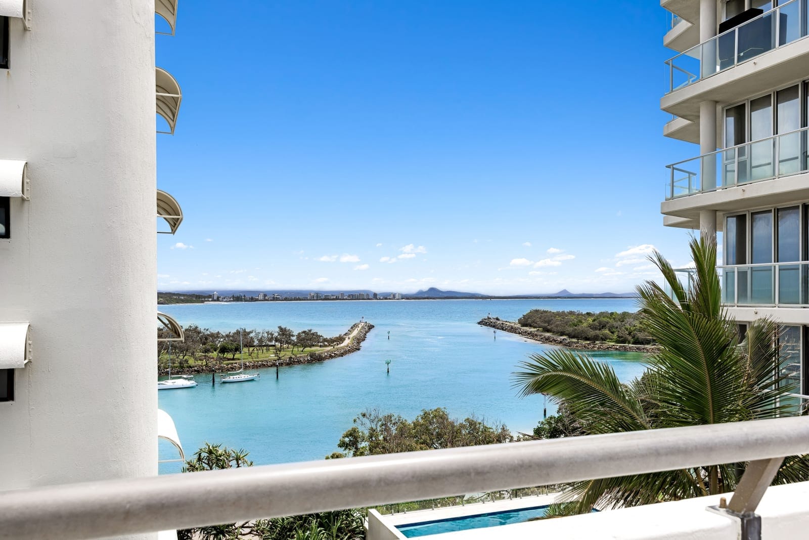 Top Floor, Blue-Chip Buddina Beachfront!