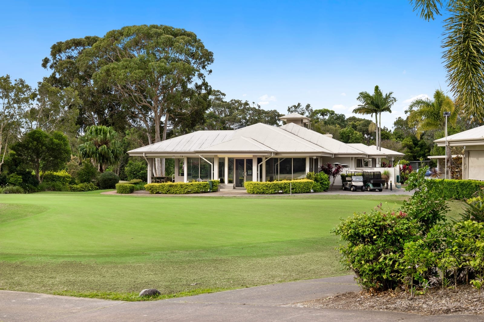 Pavilions Perfection: North Facing, Vacant, Ocean Views!