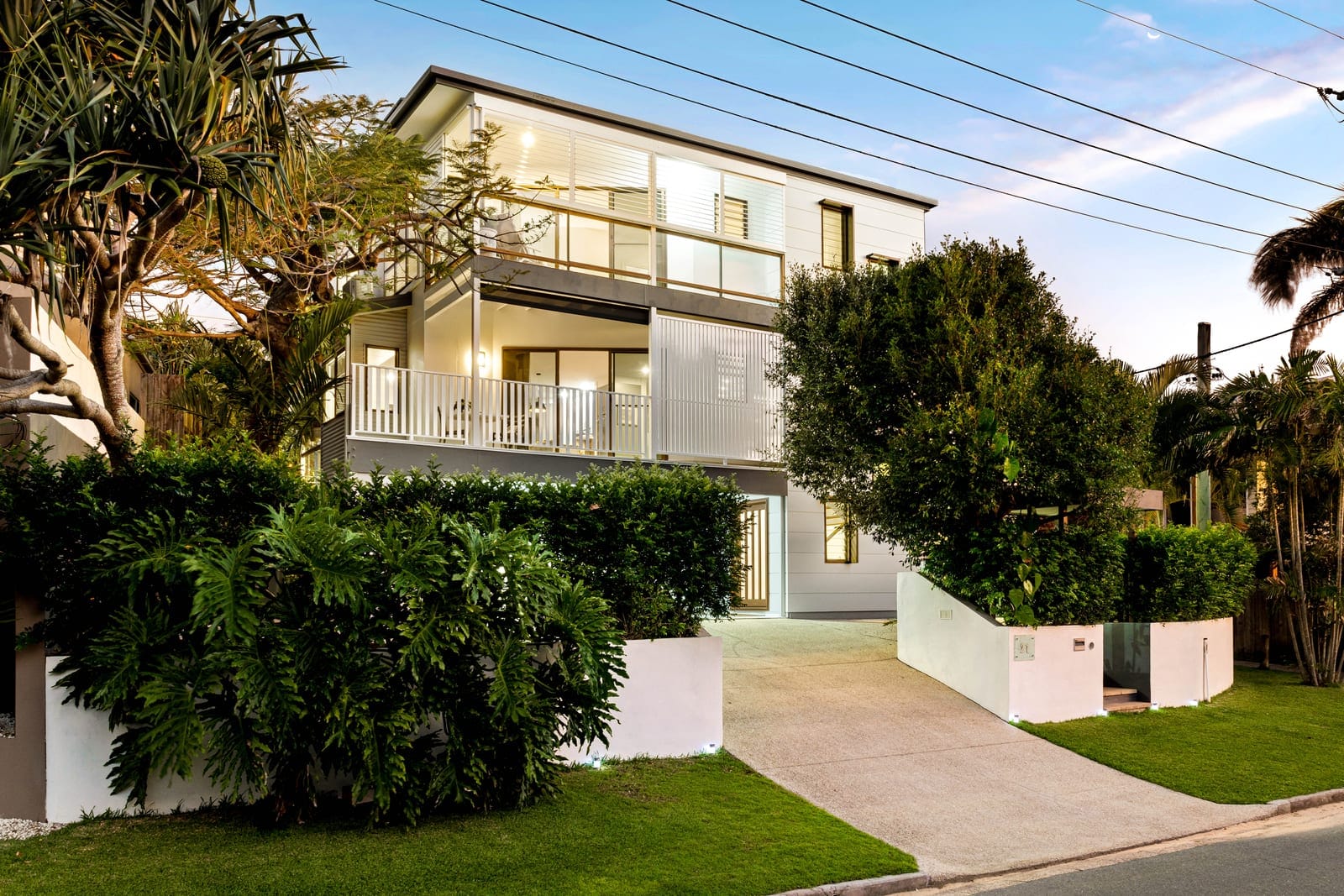 Tri-Level, Dual Living, Dress Circle!