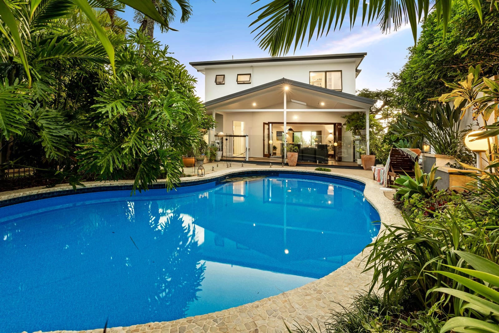 Tri-Level, Dual Living, Dress Circle!