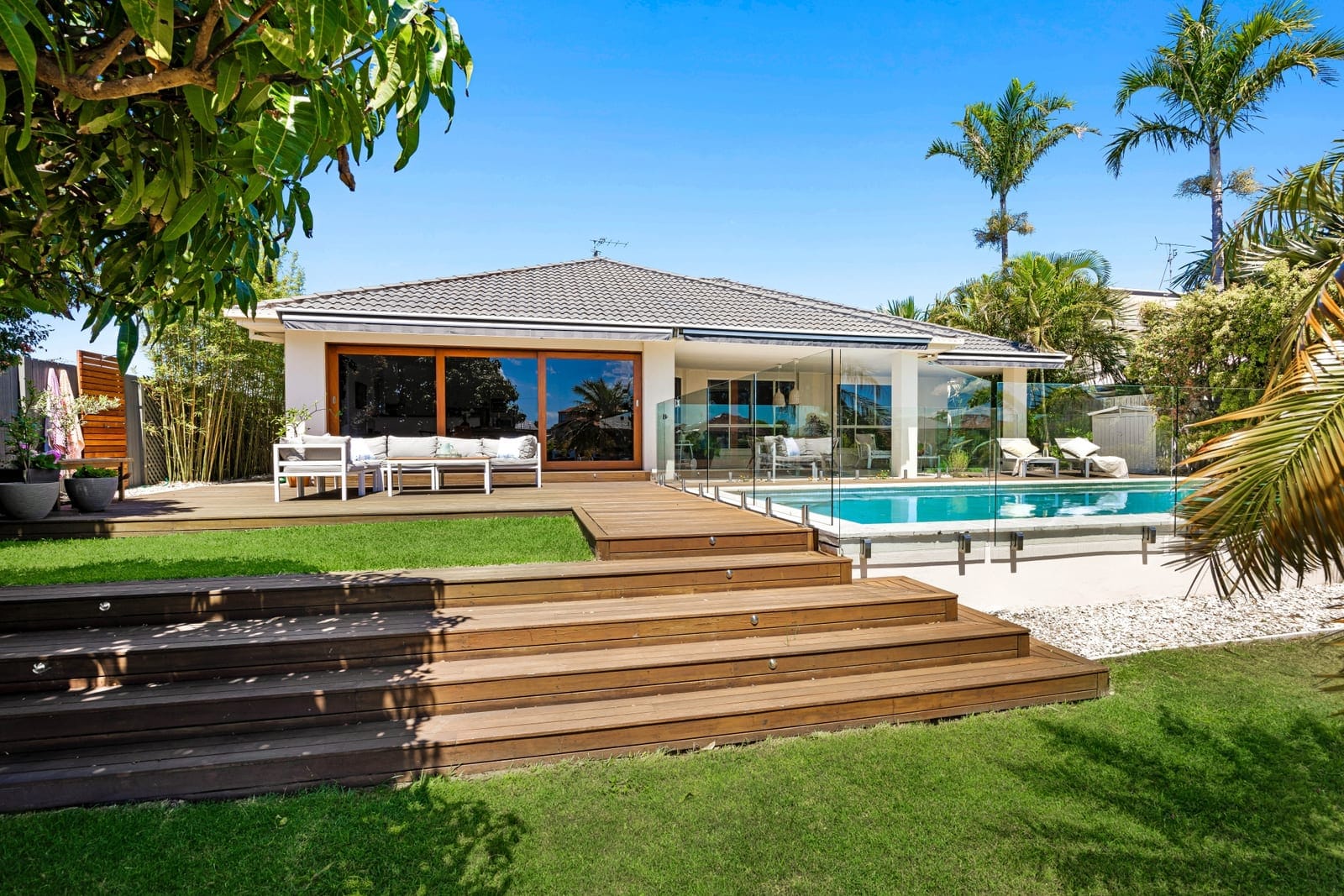 Waterfront Entertainer, Just in Time for Summer!