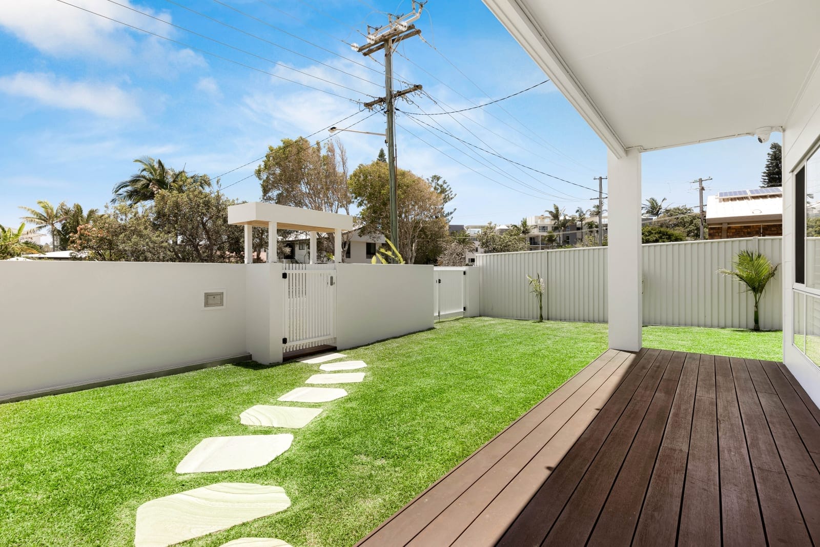 Beachside Perfection: Family-Friendly & Stylish!