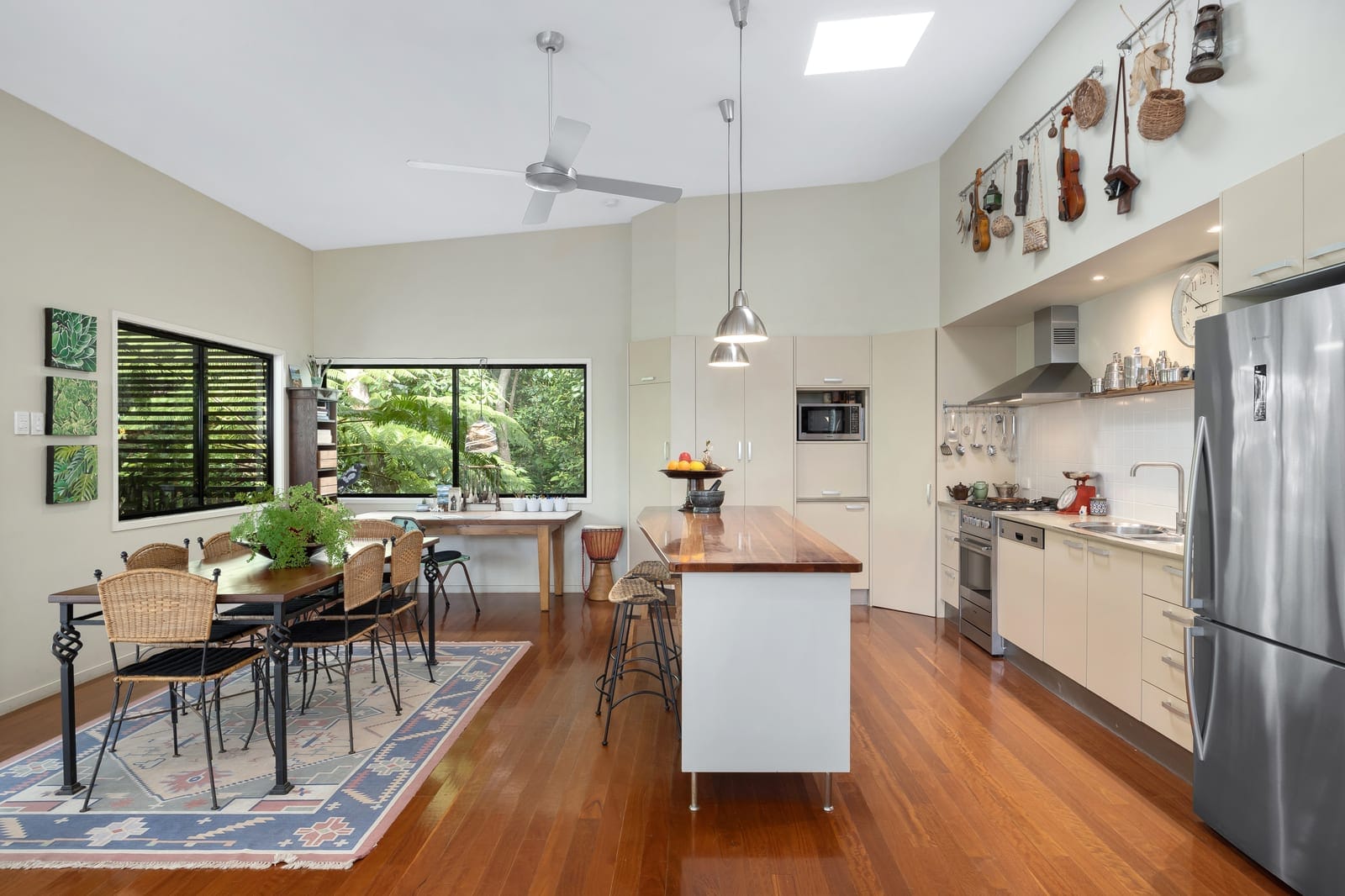 Exquisite Split Level Home, Neighbouring Mt Coolum National Park