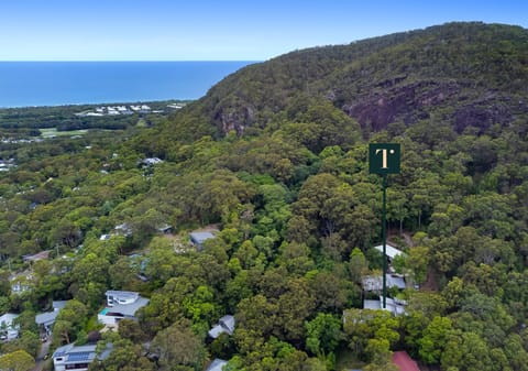 Exquisite Split Level Home, Neighbouring Mt Coolum National Park