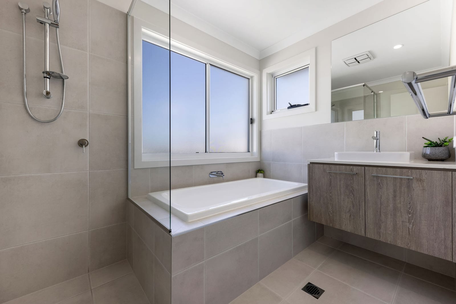 Elegant, Contemporary Designer Living!