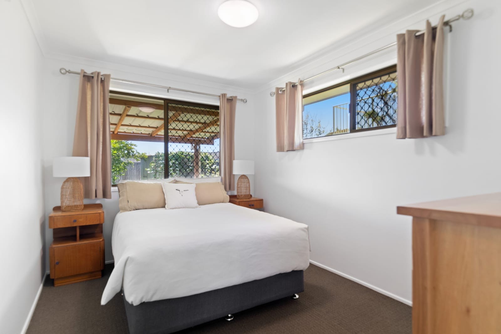 Perfectly positioned between beach & shops.