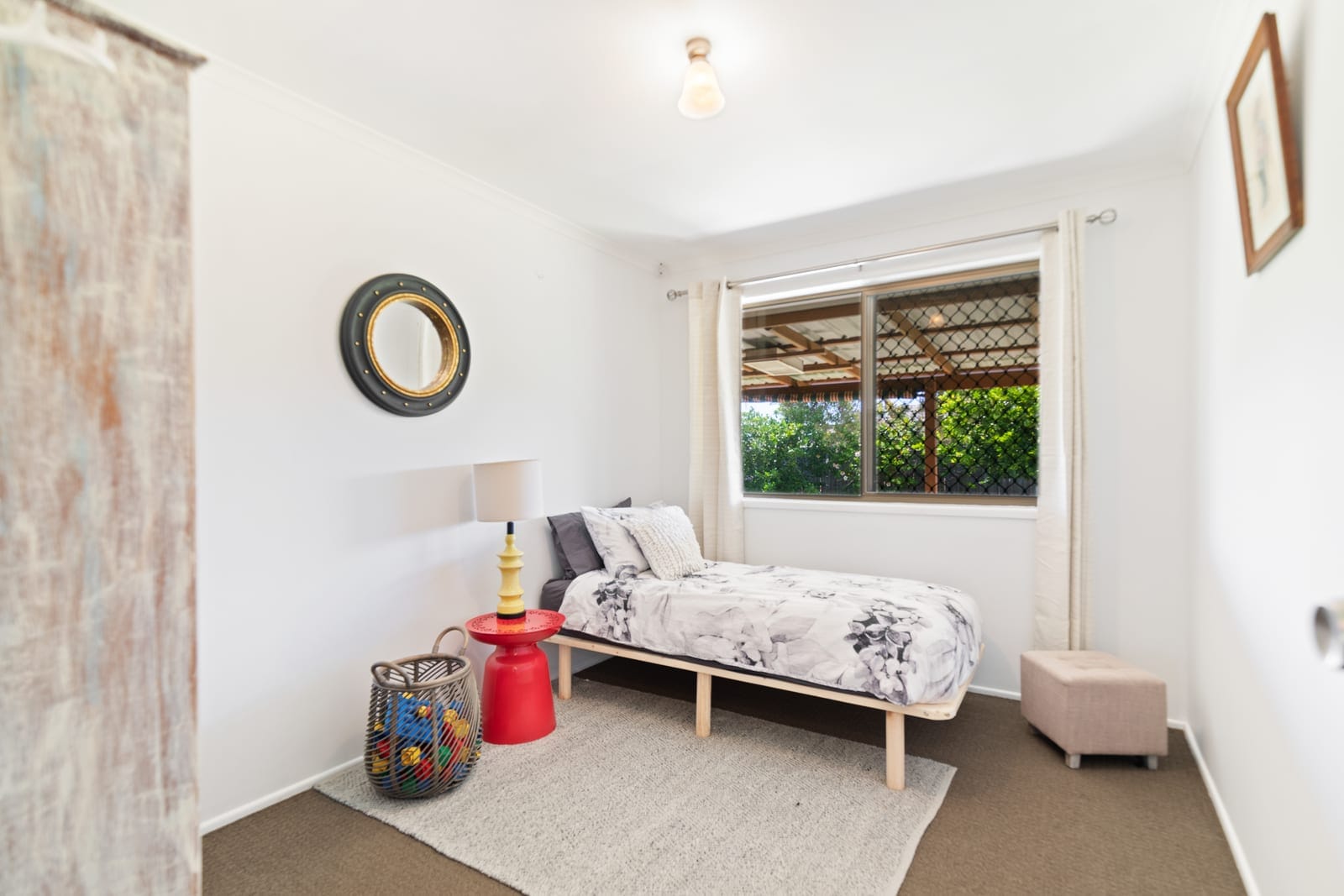 Perfectly positioned between beach & shops.
