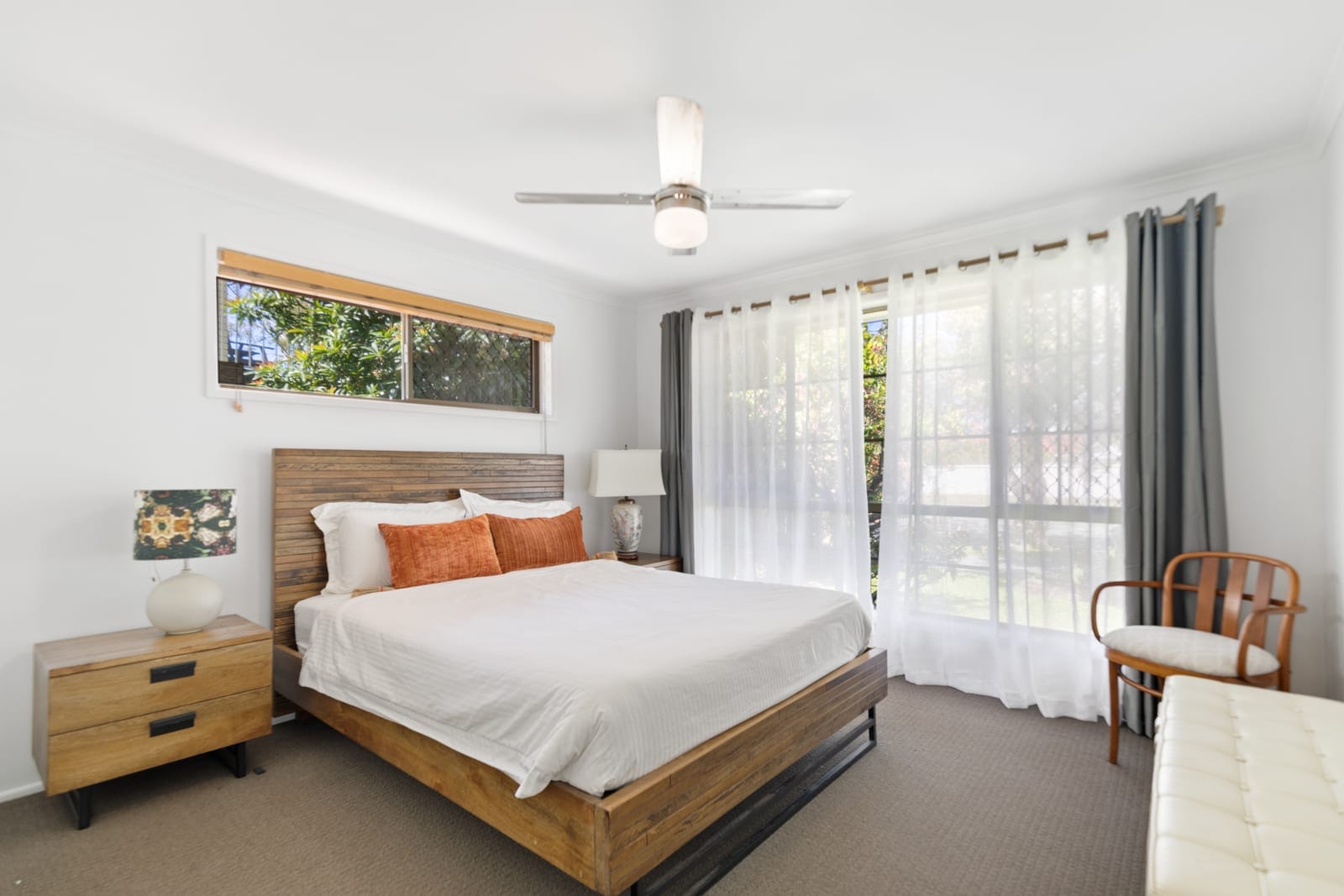 Perfectly positioned between beach & shops.