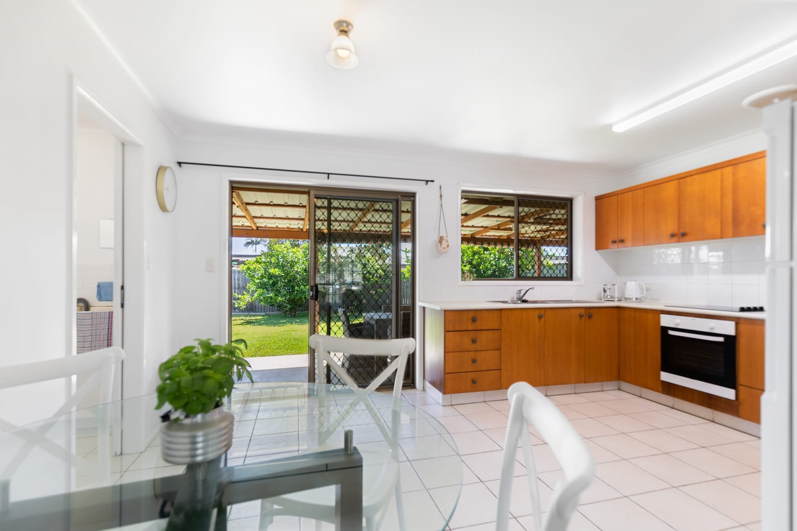 Perfectly positioned between beach & shops.