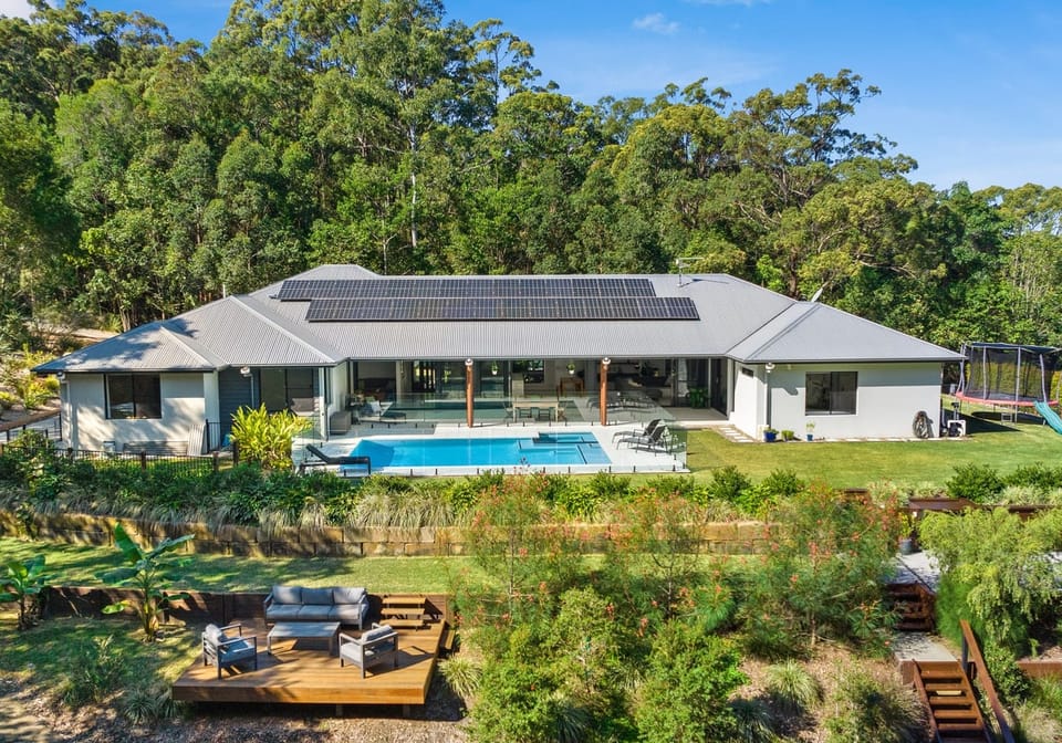 Family Acreage Entertainer!