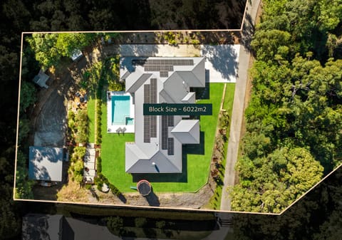 Family Acreage Entertainer!