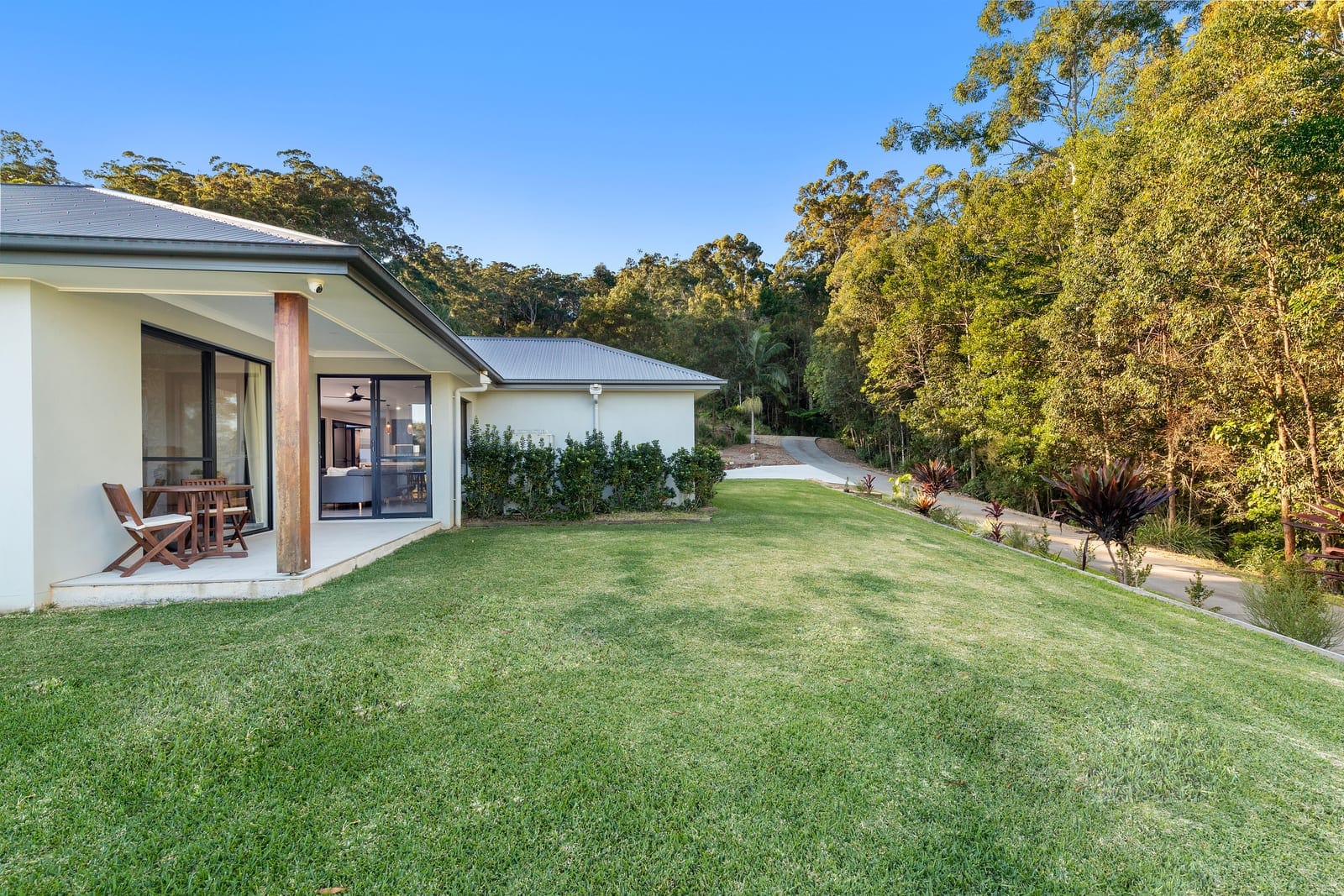 Family Acreage Entertainer!