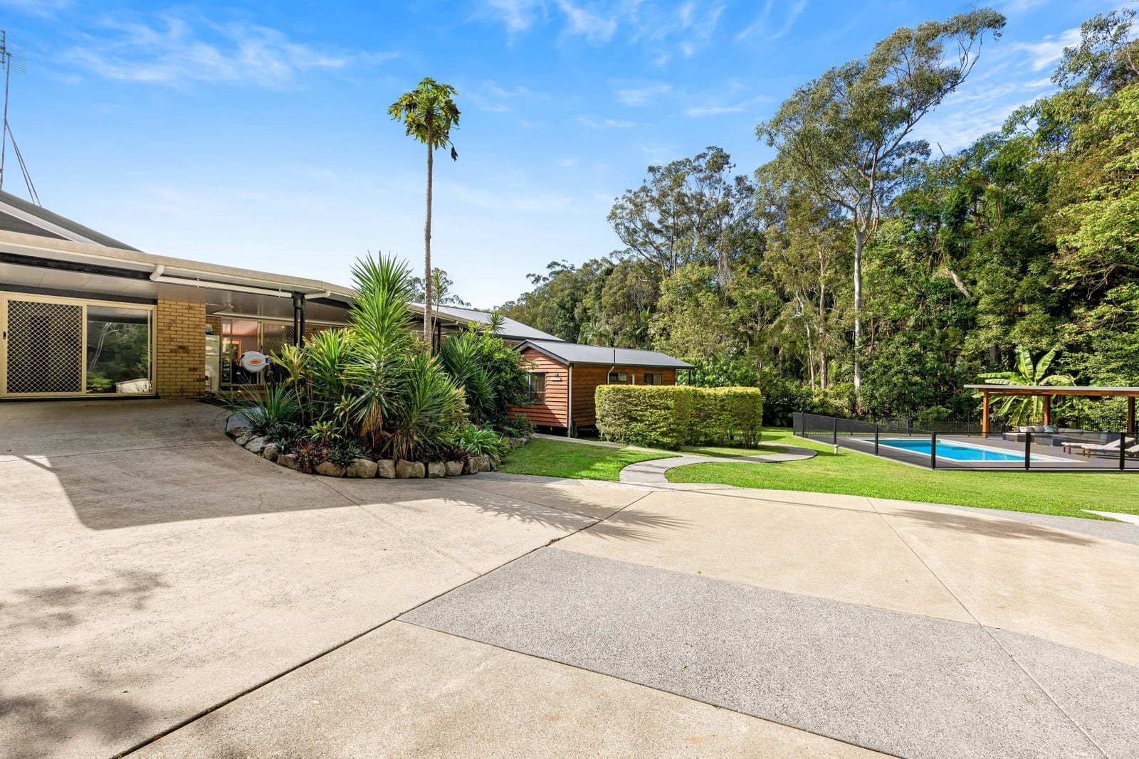 Single-Level, Dual Living Delight!