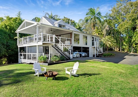 2 Homes: First Class Acreage Property!