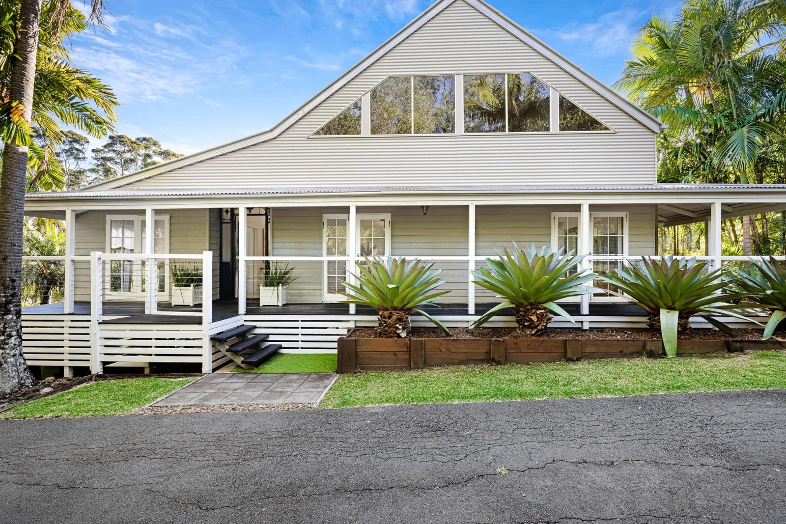 2 Homes: First Class Acreage Property!