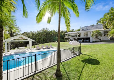 2 Homes: First Class Acreage Property!