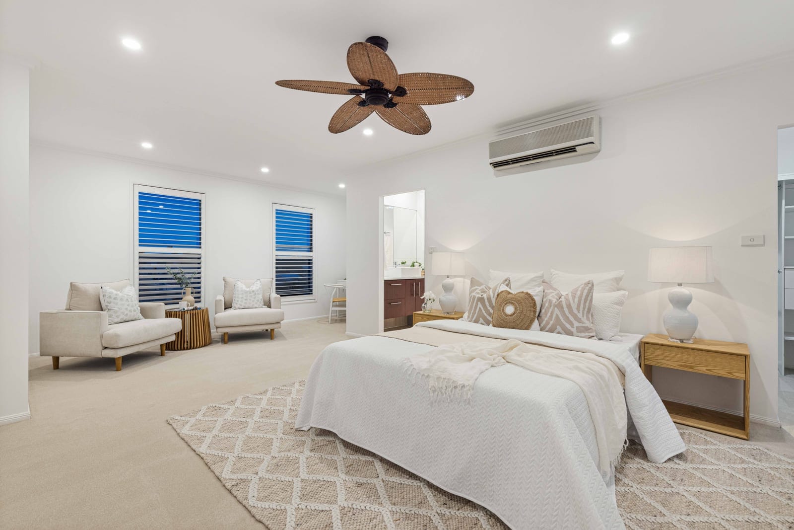 Beachside Entertainer: Footsteps to Lake, Surf, Sand!