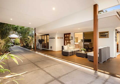 Elegant Sanctuary in Central Coolum Beach