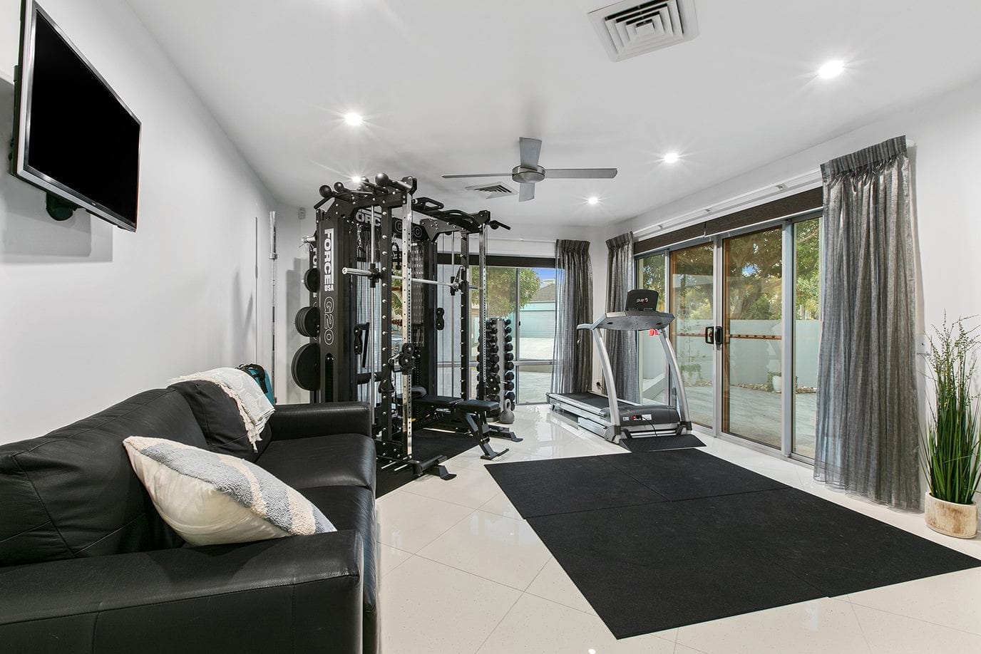 Waterfront Magnificence – Prestige, Lifestyle, Location!