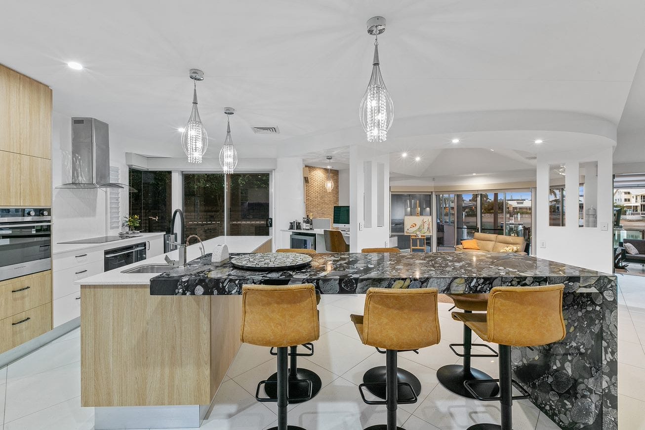 Waterfront Magnificence – Prestige, Lifestyle, Location!