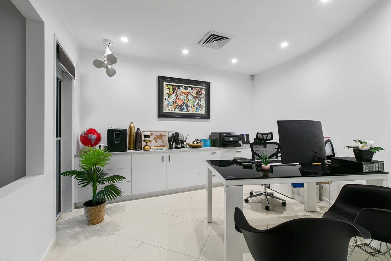 Waterfront Magnificence – Prestige, Lifestyle, Location!