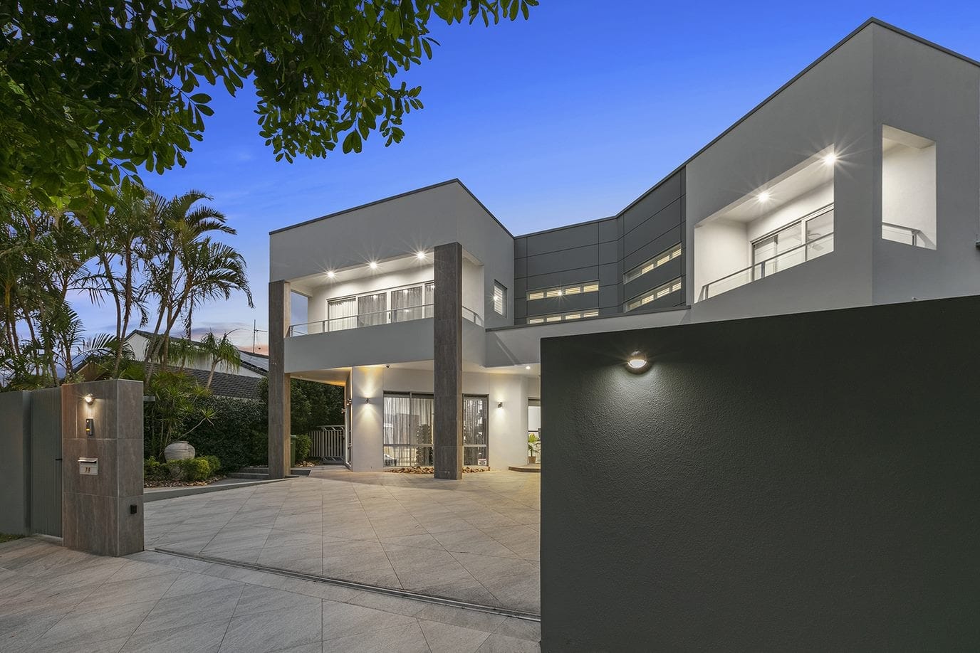 Waterfront Magnificence – Prestige, Lifestyle, Location!