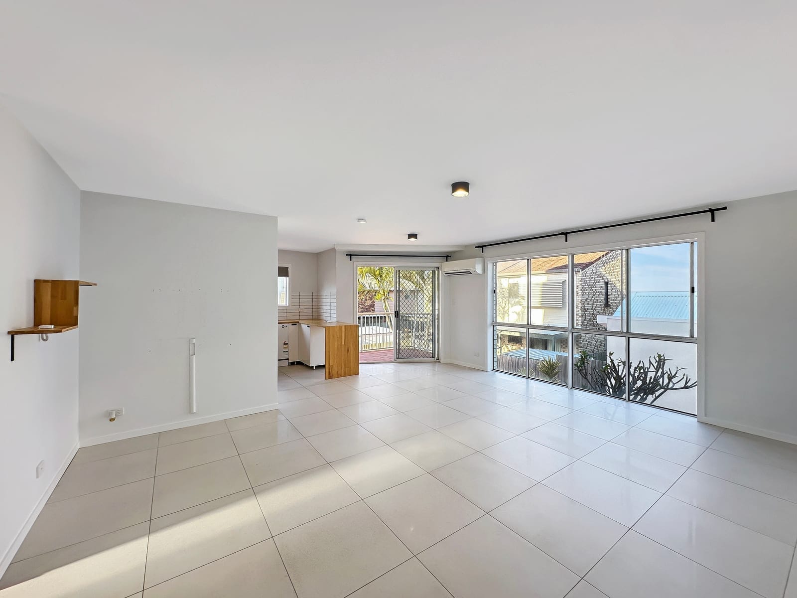 Bright, Light, Renovated – 100m to Beach